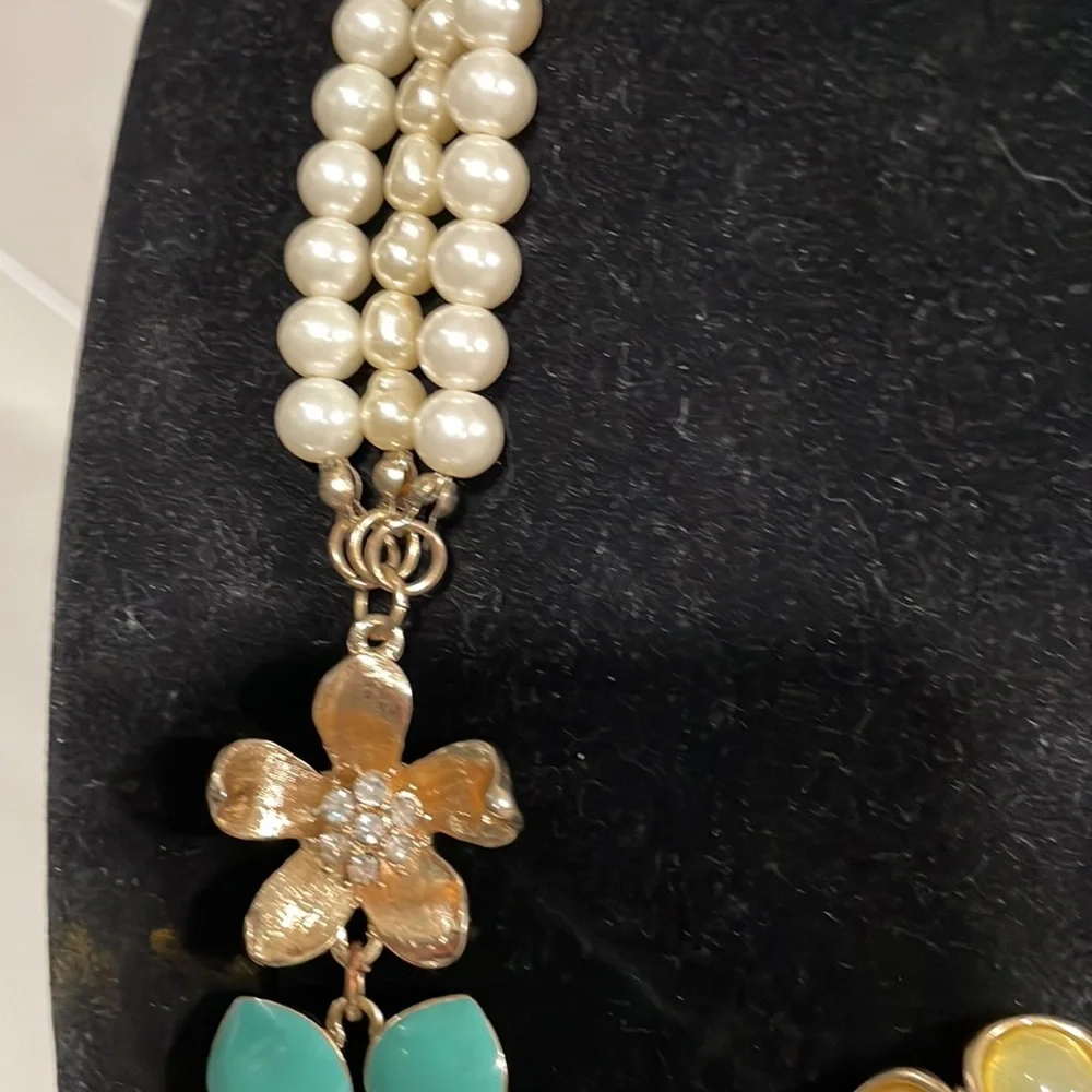 BEAUTIFUL COLORFUL STATEMENT NECKLACE. - Picture 6 of 10